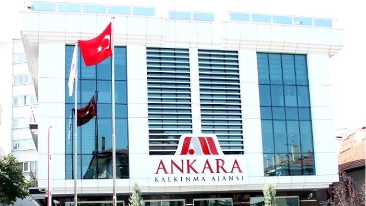 Üniversiteliler Ticari Hayata Hazırlanıyor