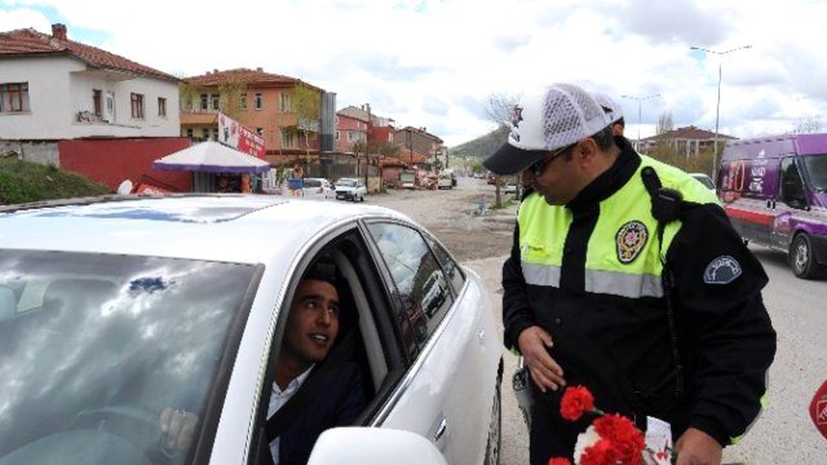 Yozgat\'ta Trafik Polisleri Sürücülere Karanfil Dağıttı