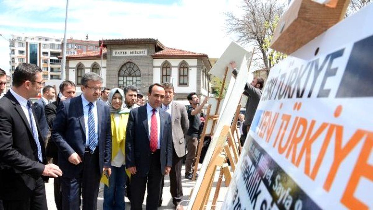 Afyonkarahisar\'da Ak Gençlerden "Eski ve Yeni Türkiye" Sergisi