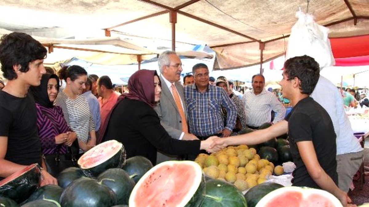 AK Parti Adayları, Pazar Esnafını Ziyaret Etti