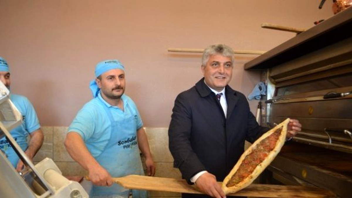 AK Parti Trabzon Milletvekili Adayı Günnar, Tezgaha Geçti Pide Pişirdi
