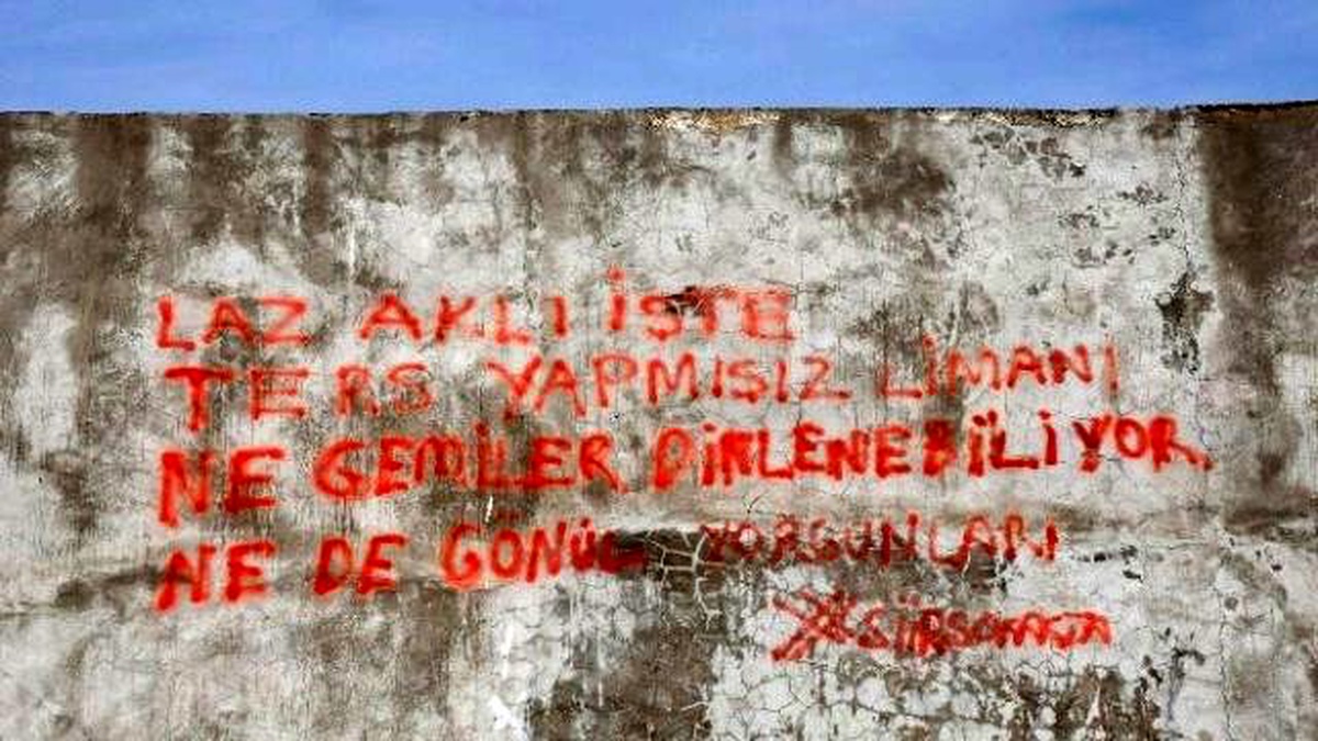 Akçakoca Balıkçı Limanındaki Duvar Yazısı Herkesi Şaşırtıyor