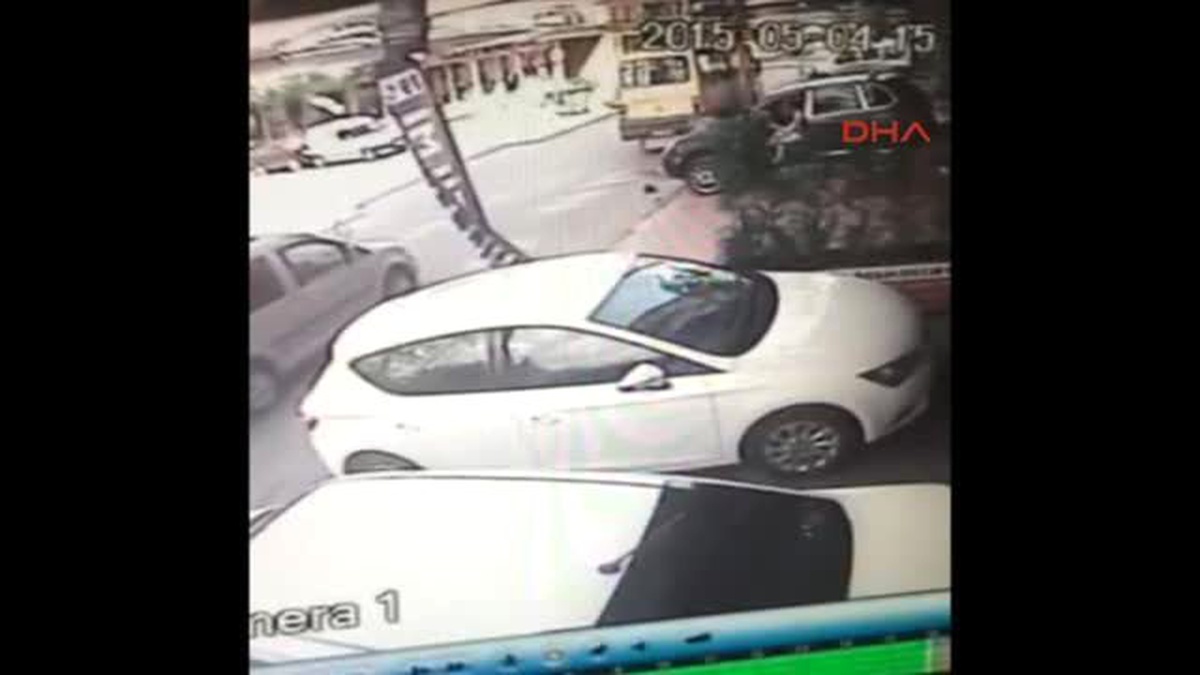 Kaldırıma Park Eden Araçlar Yüzünden Yoldan Yürüdü, Canından Oldu!