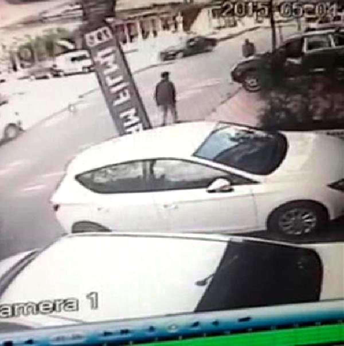 Araçlar Kaldırıma Parketti; Yolda Yürüyünce Canından Oldu