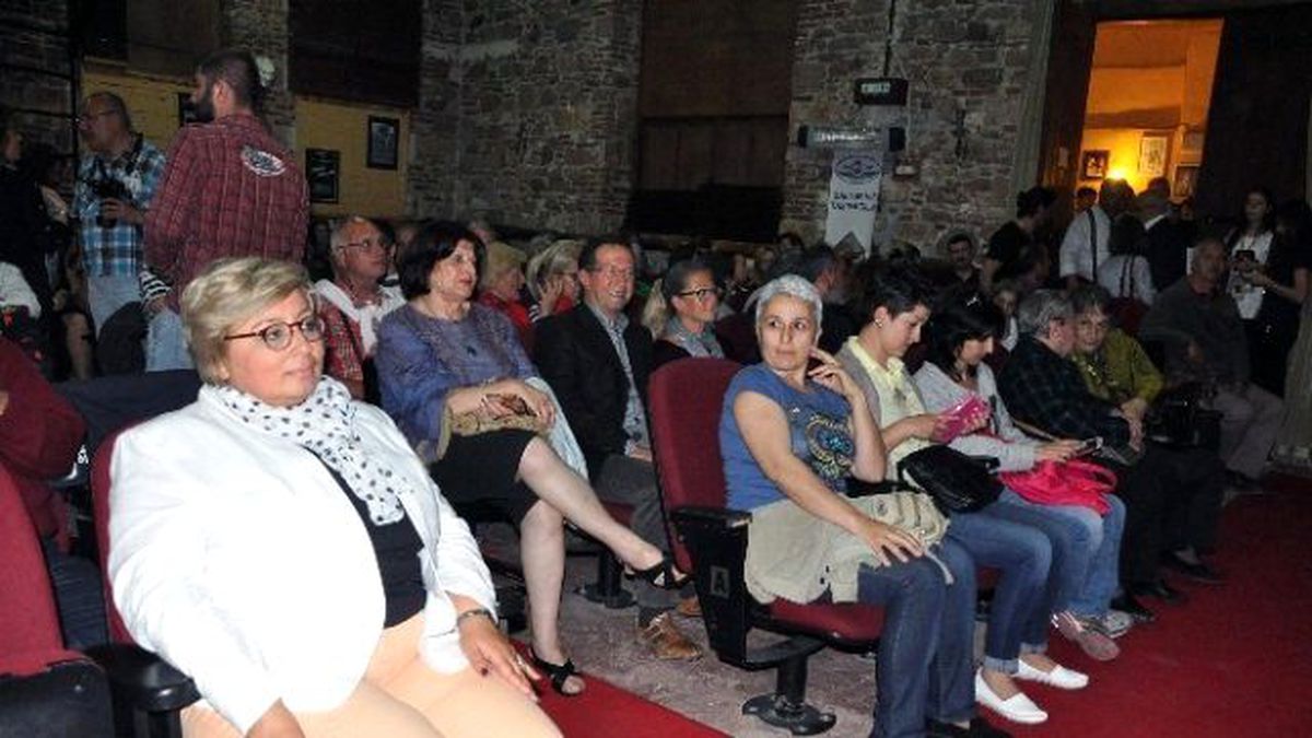 Ayvalık Belediyesi\'nin Katkılarıyla 6. Ayvalık Tiyatro Festivali Devam Ediyor