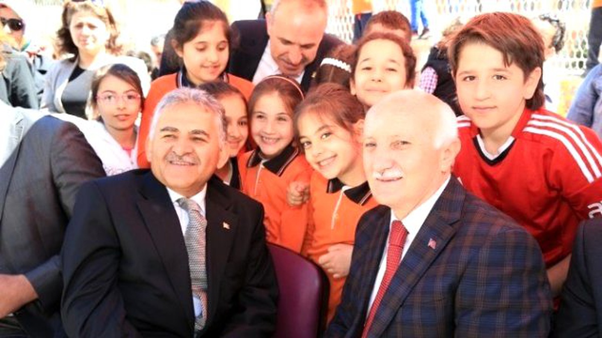 Başkan Büyükkılıç ve Milletvekili Yaşar Karayel\'e Besime Özderici İlkokulu Öğrencilerinden Sevgi...