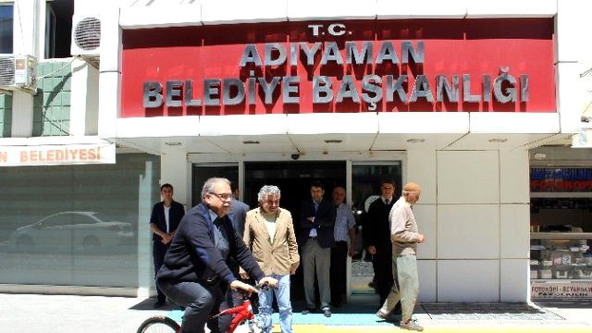 Belediye Başkanı Bisikletle Geziyor