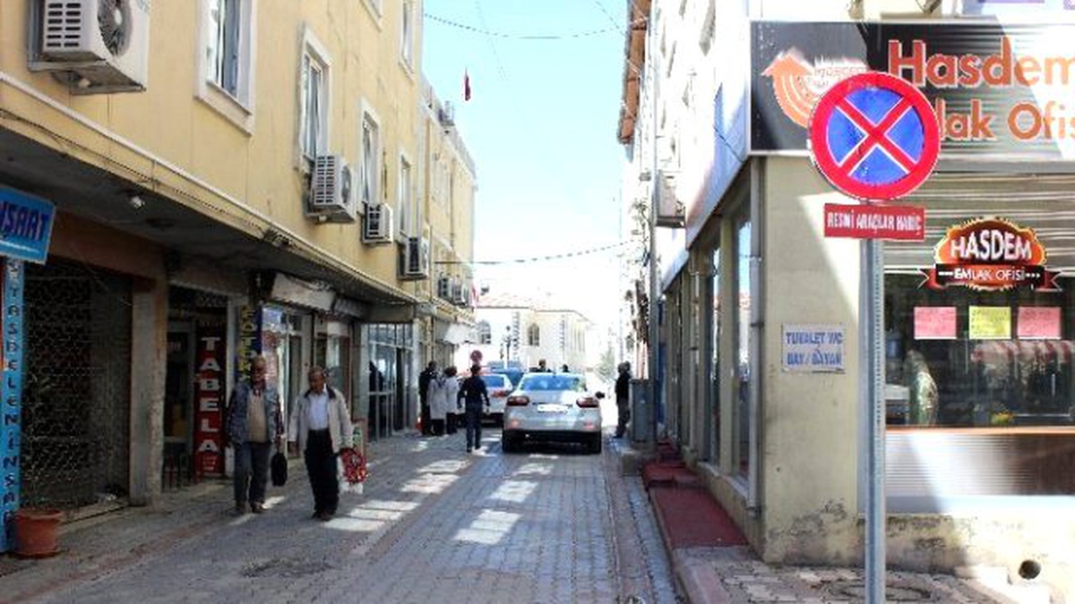 Belediye Sarayı Sokağına Araç Park Etmek Yasaklandı