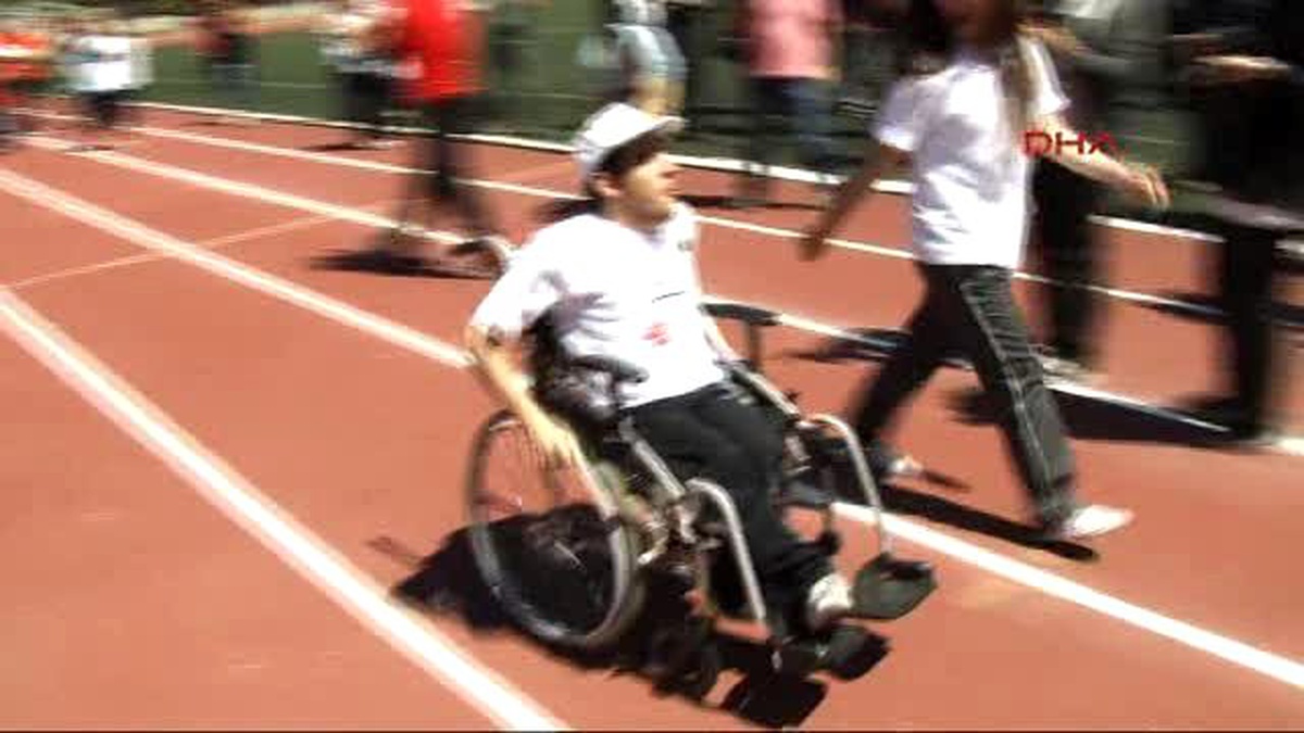 Beşiktaş ve Galatasaray\'ın Efsane İsimleri Üsküdar 9.ulusal Özel Sporcular Atletizm Yarışmaları?nda...