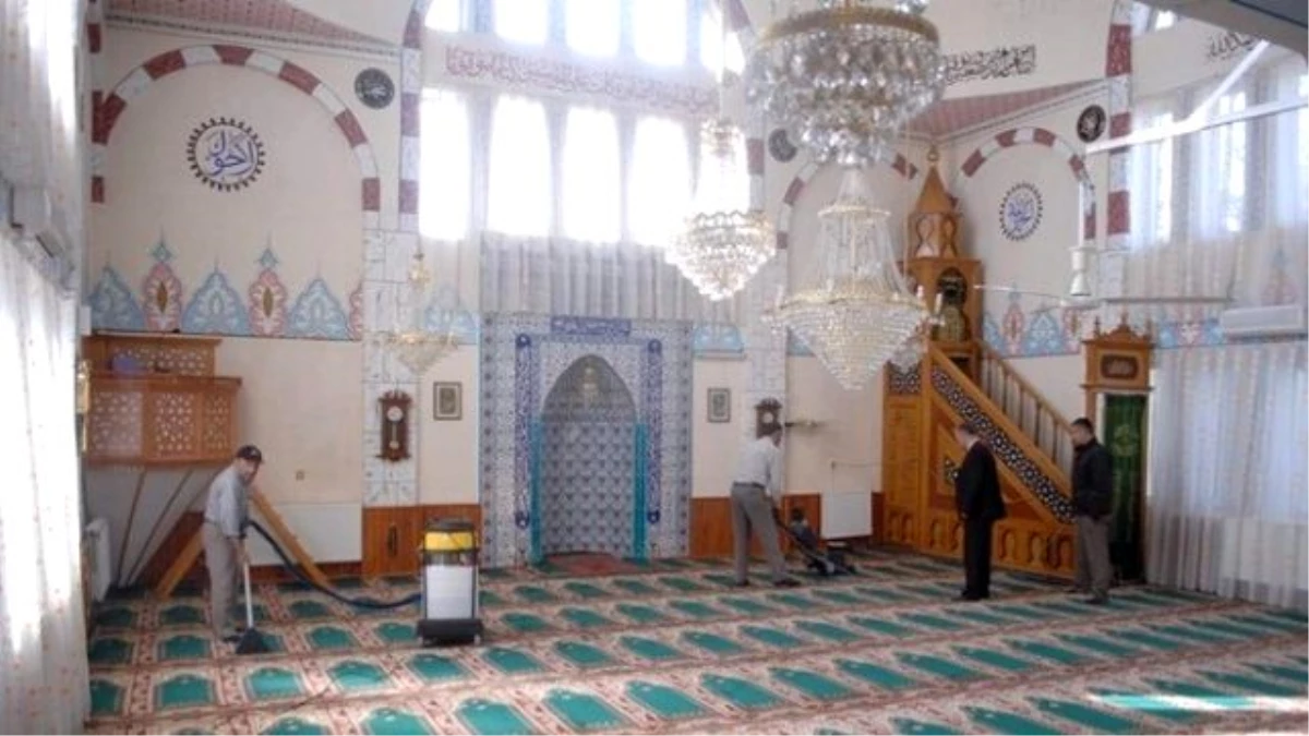 Bolvadin\'de Camii Temzilikleri Devam Ediyor