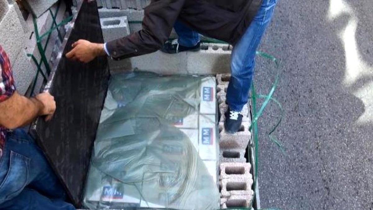 Briket Yüklü Kamyondan 114 Bin Paket Kaçak Sigara Çıktı