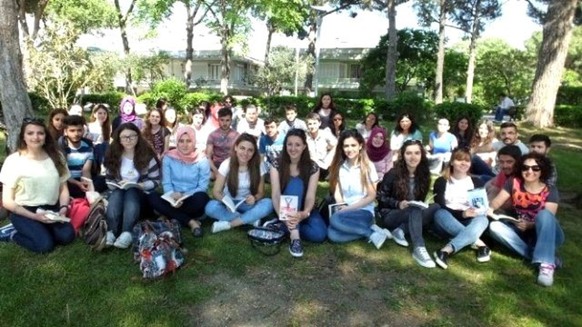 Burhaniye\'de Üniversiteliler Çimlerin Üzerinde Kitap Okudu