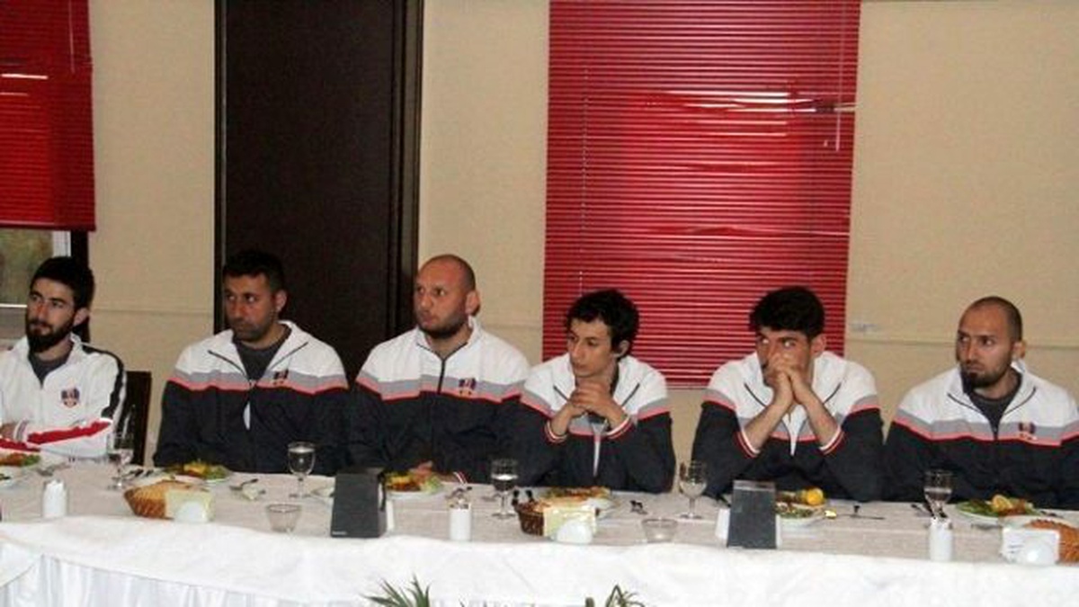 Büyükşehir Belediyesi\'nden Sporculara Moral Yemeği