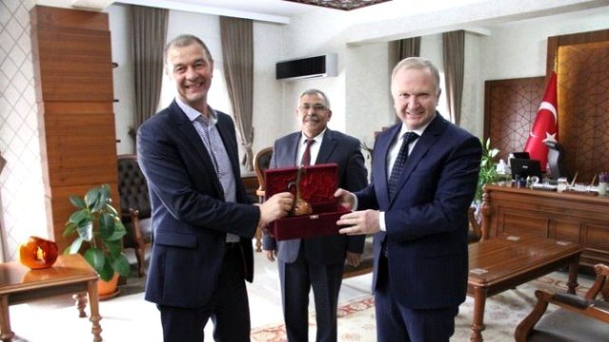 Cadaujac Belediye Başkanı Gazeau\'dan Vali Ceylan\'a Ziyaret