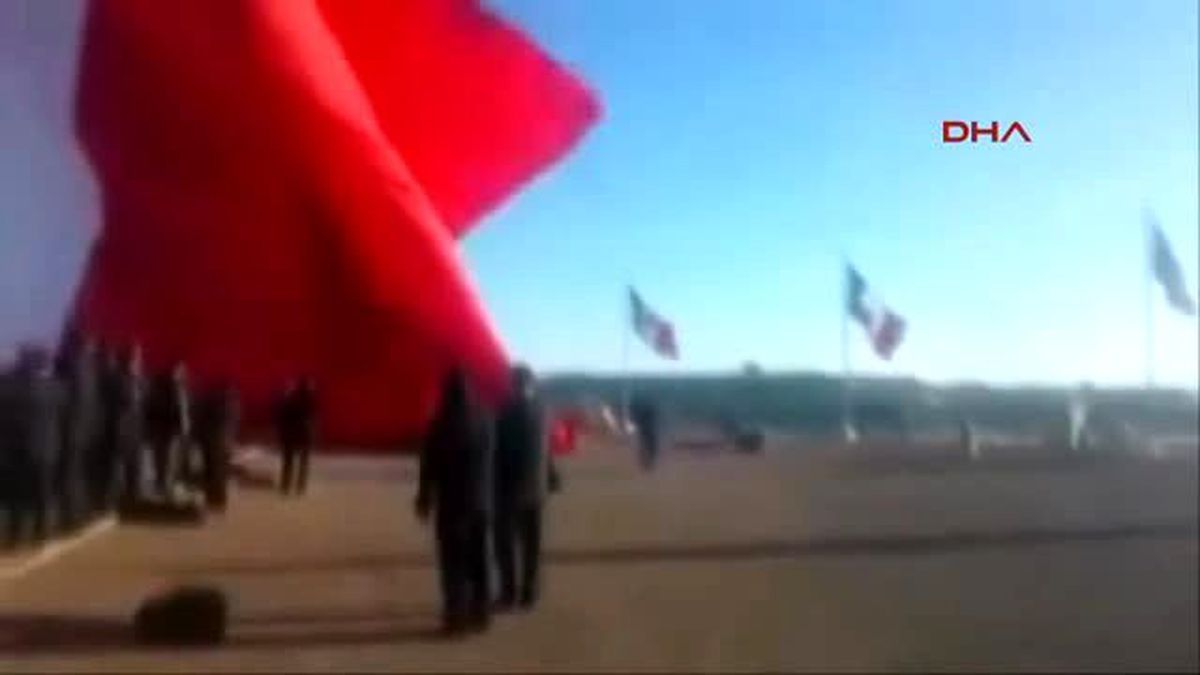 Dev Bayrağı Tutmaya Çalışan Asker, Bayrakla Birlikte Havaya Uçtu!