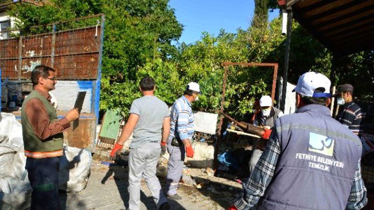 Fethiye\'de Çöp Eve Belediye El Attı