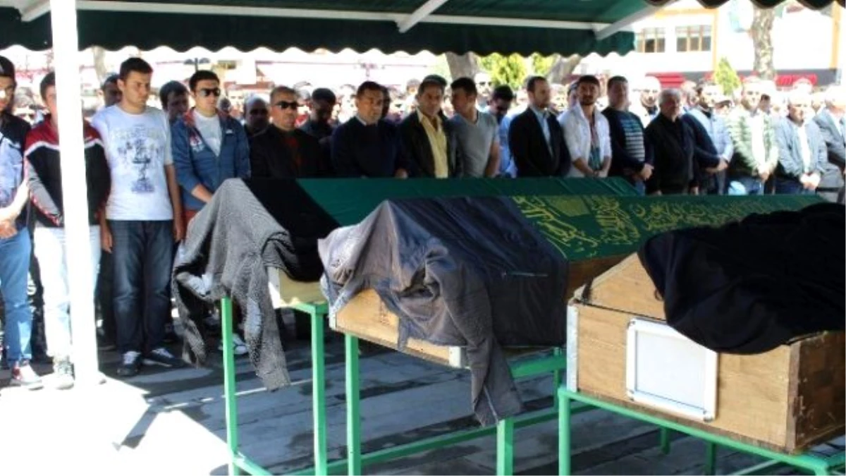 Gümüşhane\'deki Kazada Ölen 3 Kardeşin Cenazeleri Toprağa Verildi