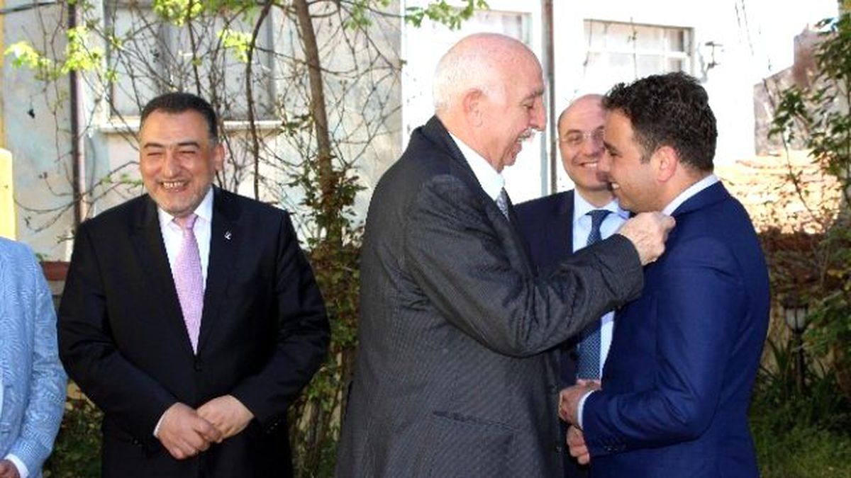 İshak Gazel\'e Müsiad Rozeti