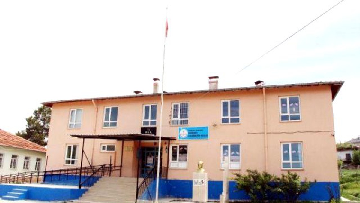 Kazada Ölen Öğretmenlerin Okulunda Yas