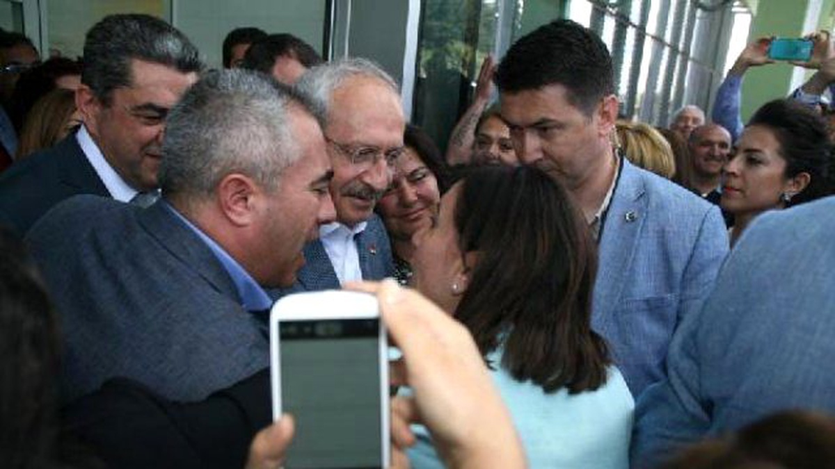 Kemal Kılıçdaroğlu\'na, İzmir\'de Coşkulu Karşılama