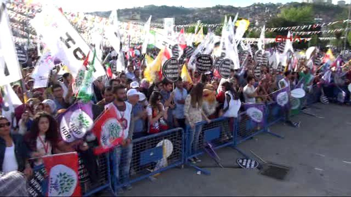 Kocaeli - Selahattin Demirtaş: Başbakan\'ın Meydanlarda Ne İşi Var ?