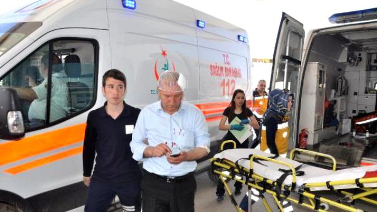Kontrolden Çıkan Minibüs Elektrik Direğine Çarptı: 1 Yaralı