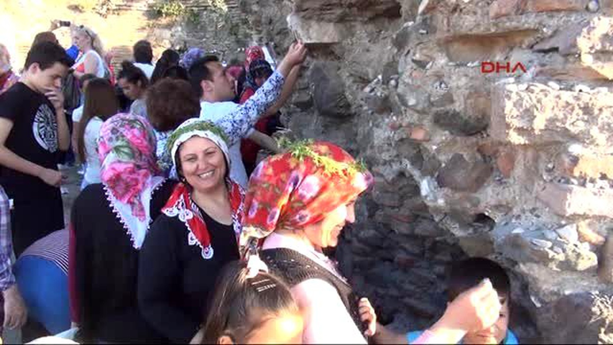 Manisa - Hıdırellez\'de Hacet Dede Türbesi\'ne Dilek Akını
