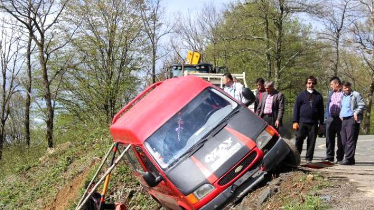 Minibüs Çamura Saplandı