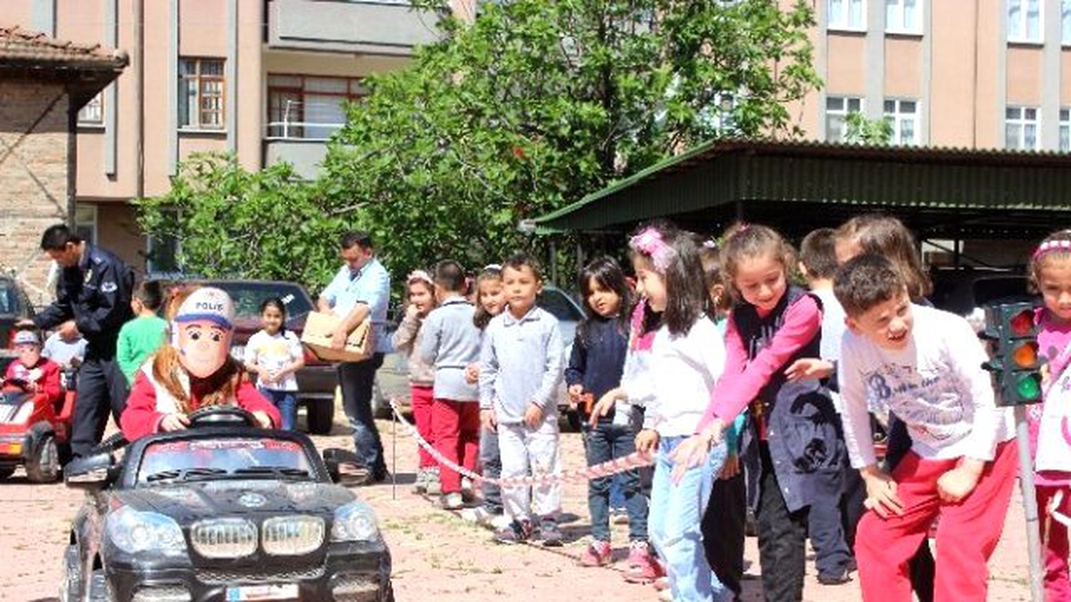 Miniklere Akülü Araçlarla Trafik Eğitimi