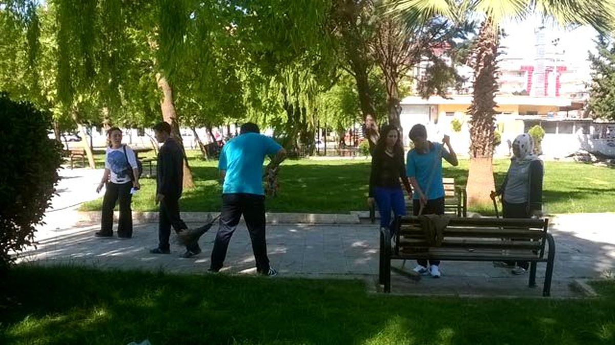 Öğrenciler Tatlıses Parkı\'nı Temizledi