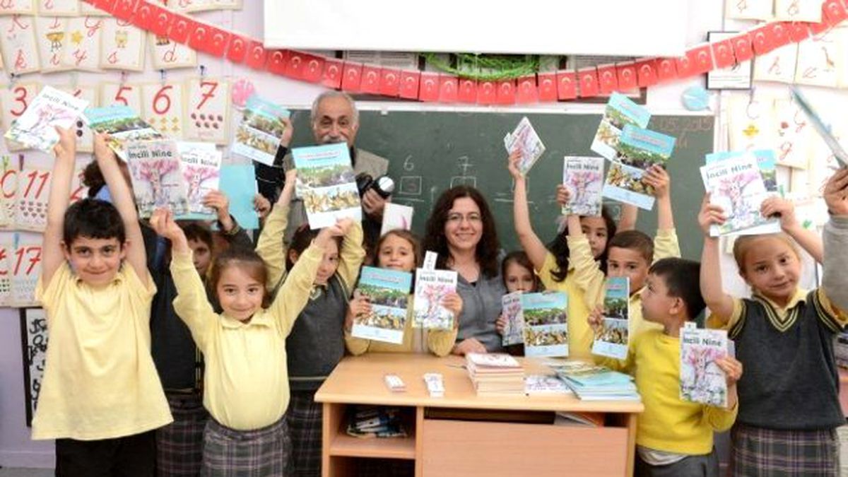 Öğrencilere Kitap Dağıtıldı
