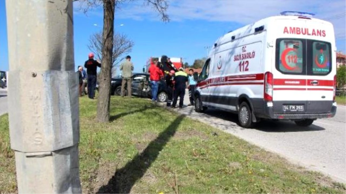 Otomobiliyle Aydınlatma Direğine Çarpan Güvenlik Görevlisi Yaralandı