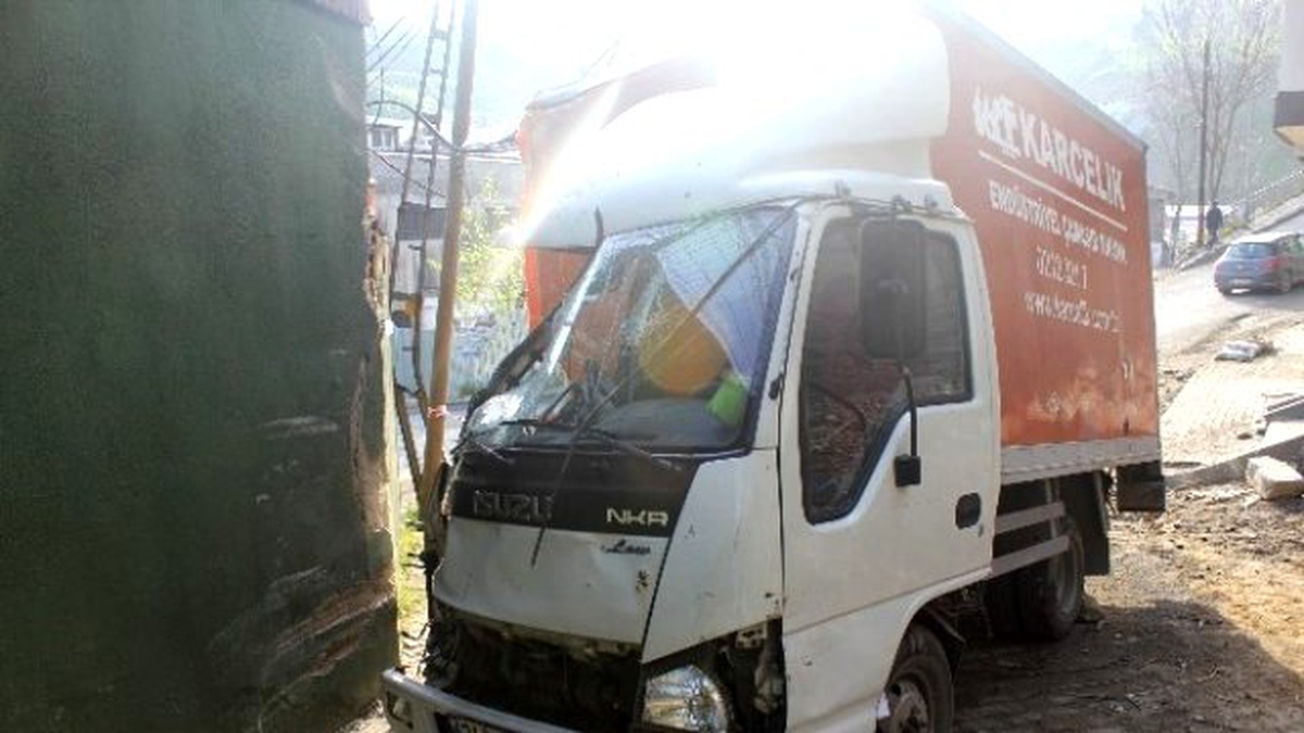 Freni Patlayan Kamyonet Çarptığı Duvarı Yıktı
