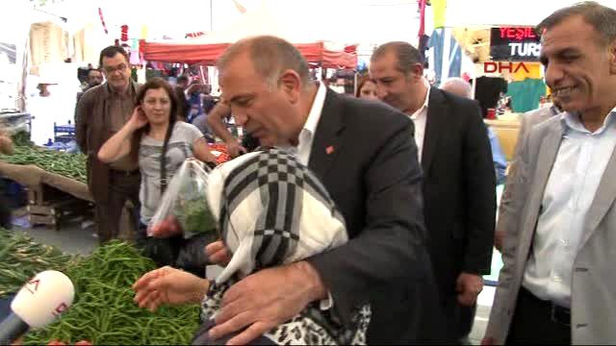 Salı Pazarı\'nı Gezen Gürsel Tekin: Kime Dokunuyorsan Dert Küpü
