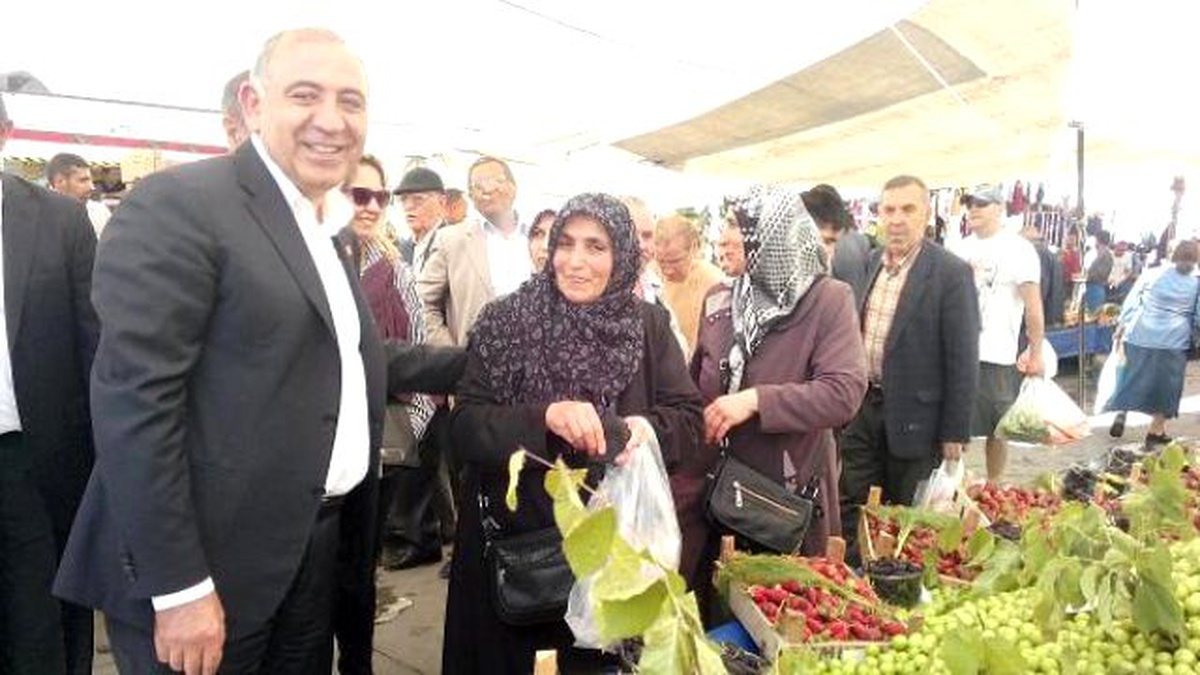 Salı Pazarı\'nı Gezen Gürsel Tekin: Kıme Dokunuyorsan Dert Küpü