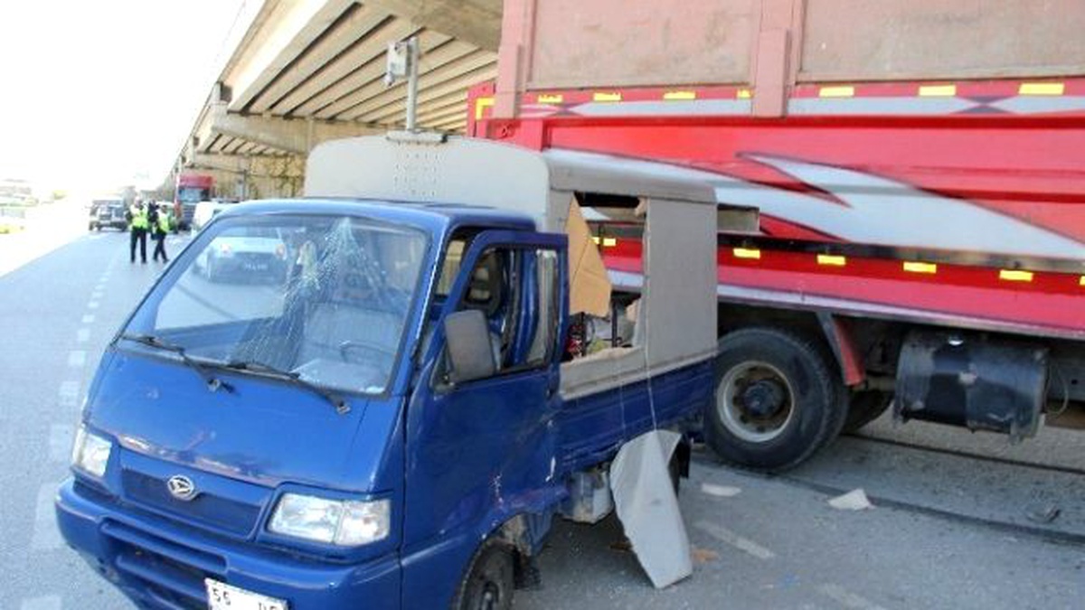 Samsun\'da Kamyon ile Kamyonet Çarpıştı: 3 Yaralı