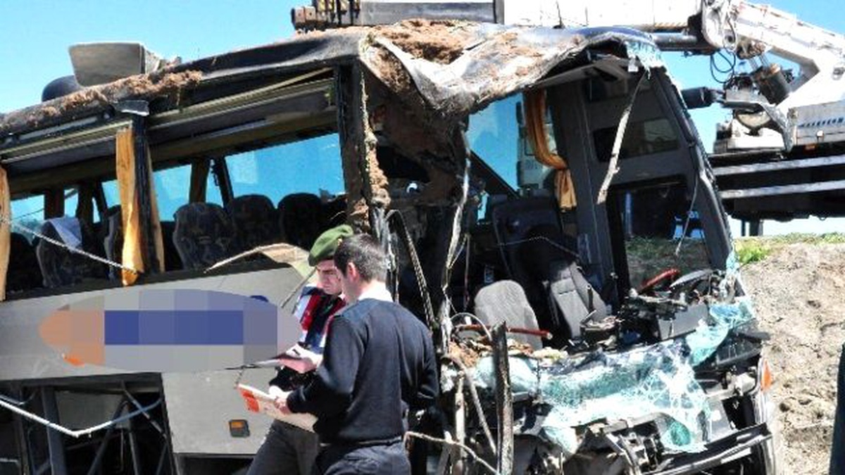 Sivas\'ta Öğrencileri Taşıyan Otobüs Şarampole Devrildi: 50 Yaralı