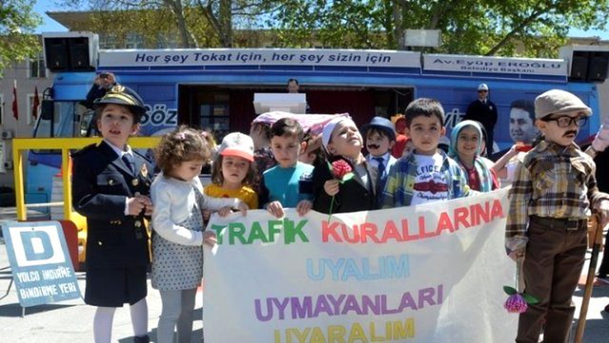 Trafik Haftası\'nda Öğrencilerden Büyüklerine Mesaj