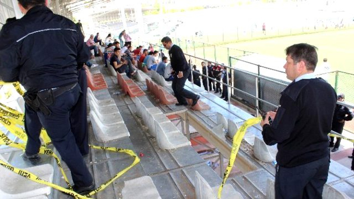 Tribün Fazla Yük Nedeniyle Çökmüş