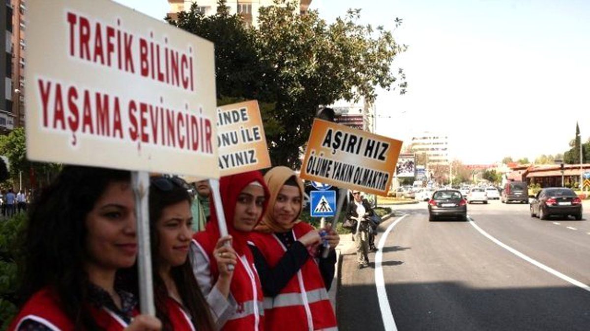 Türk Kızılayı Gönüllüleri Trafikte