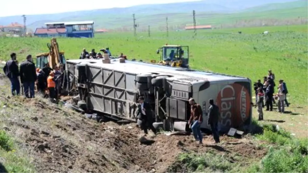 Üniversitelileri Taşıyan Tur Otobüsü Devrildi: 57 Yaralı