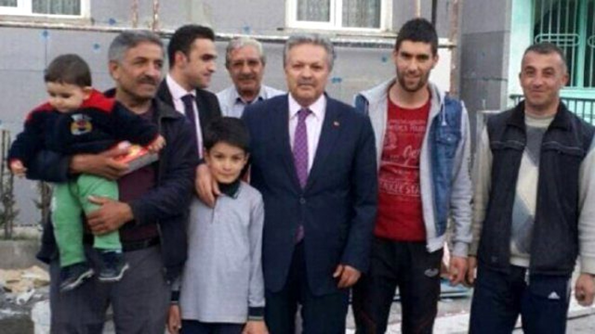 Vali Kahraman Yardım Ettiği Aileden Kur\'an-ı Kerim Hediyesi Aldı