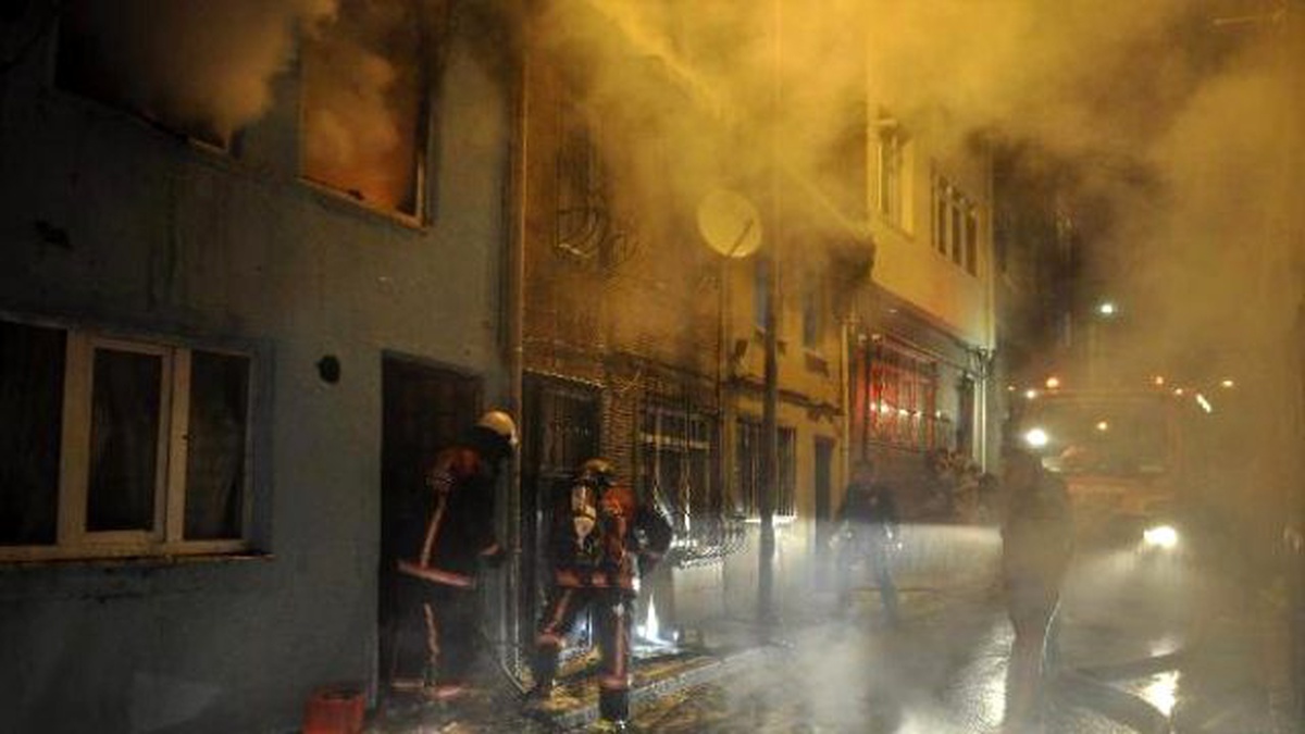 Yangından Kurtulan Aile Kedi ve Köpekleriyle Cami Avlusuna Sığındı