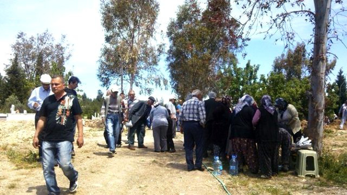 Yeniköy\'de İmece Usulü Mezarlık Temizliği