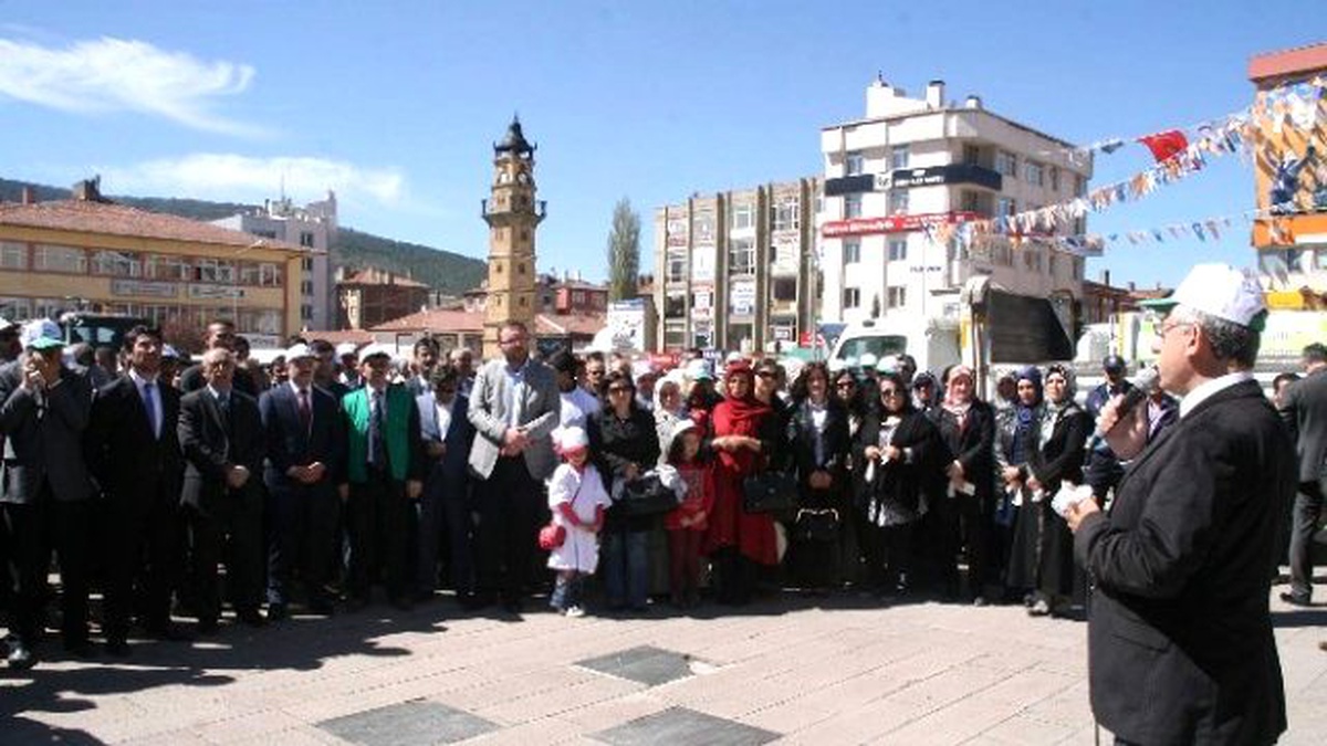 Yozgat\'ta Belediye Başkanı ve Milletvekili Çöp Topladı