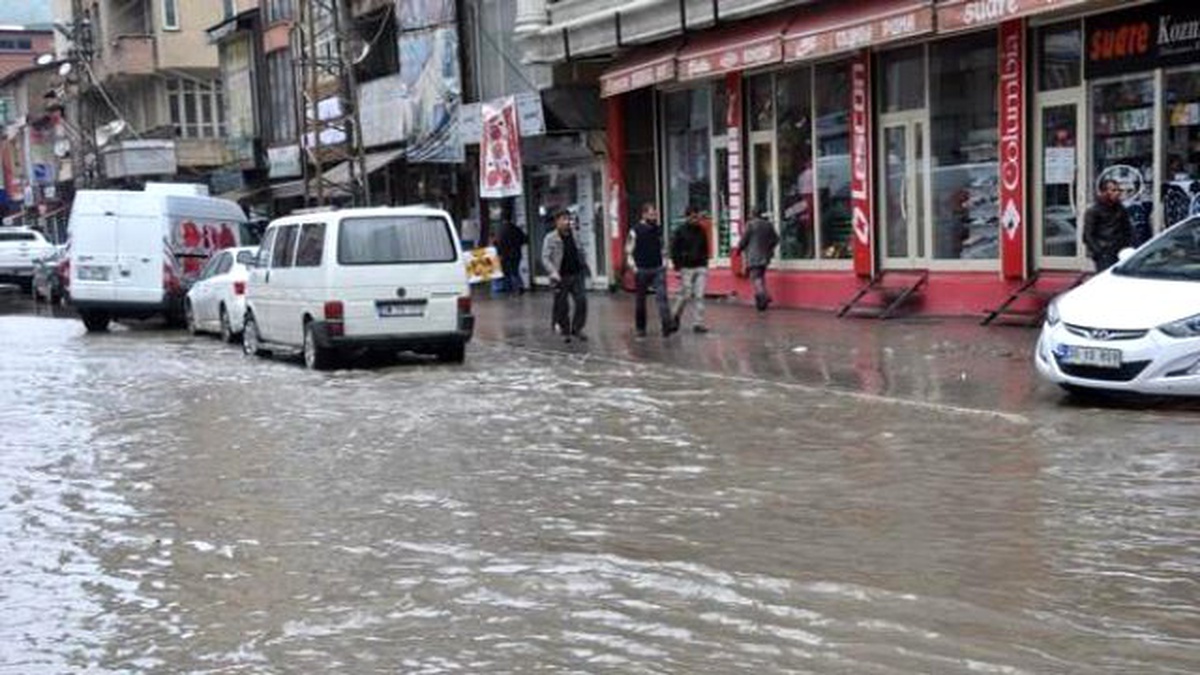 Yüksekova\'da Yollar Dere Yatağına Dönüştü