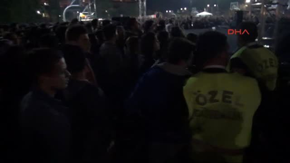 Zonguldak Sanatçı Gökhan Türkmen Konsere Çıkmayınca Öğrenciler Protesto Etti