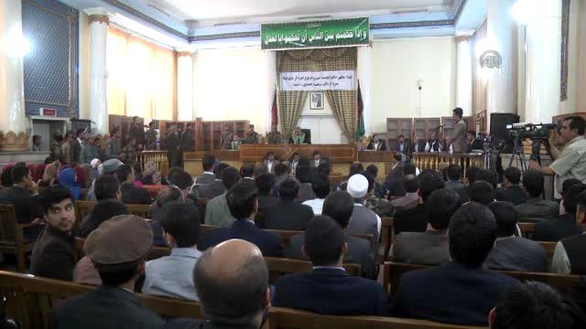 Afganistan\'da Kur\'an Yaktığı İddia Edilen Kadının Linç Edilmesi