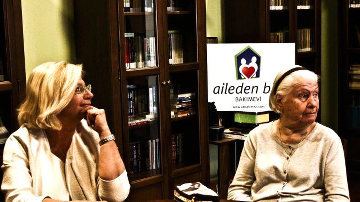 Aileden Biri Huzurevi\'nde Erken Anneler Günü Heyecanı…