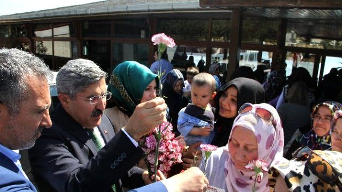AK Parti\'li Yayman, Coşkulu Kalabalığı Görünce Sandalye Üzerinde Konuştu